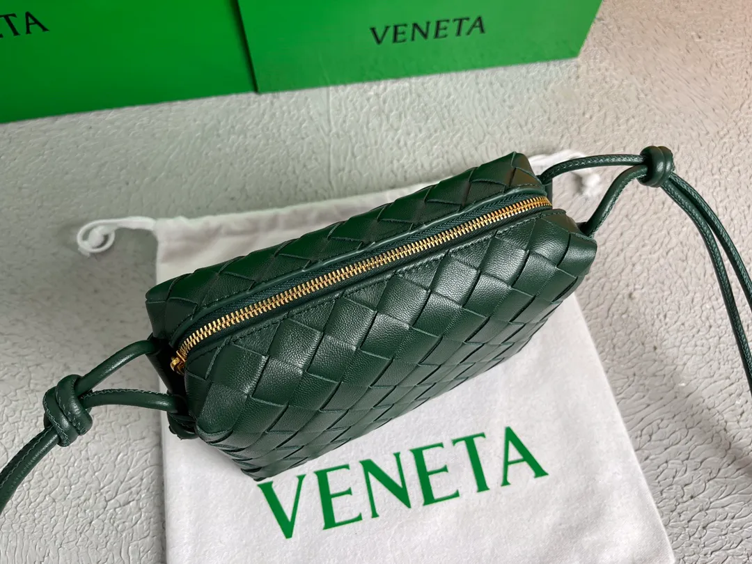 Batch 1160 BOTTEGA VENETA/Bottega 2021 new women's POUCH crossbody bag clutch, lntfecciato woven leather crossbody mini handbag, single internal open pocket, zipper closure, computer embroidered leather shoulder strap can be adjusted in length, model: 9896 Color: Raintree Green Origin: Italy Size: 17*12*8